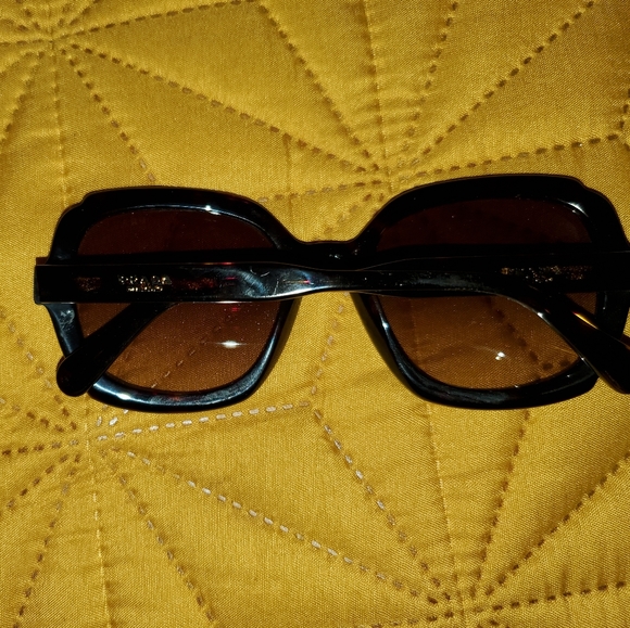 Classy Authentic PRADA SUNGLASSES - Picture 4 of 7